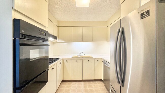 Building Photo - Available NOW - Highly Desired 2 BED 2 BAT...