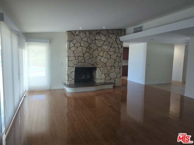Building Photo - 1156 Las Pulgas Pl