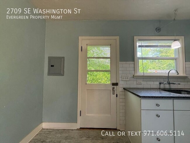 Building Photo - 2709 SE Washington St