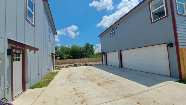 Building Photo - 9806 Fillmore St