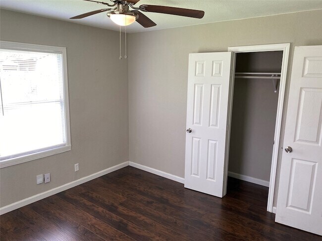 Building Photo - 5018 Kenilwood Dr