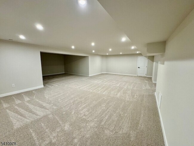 Building Photo - 61 Willow Ln