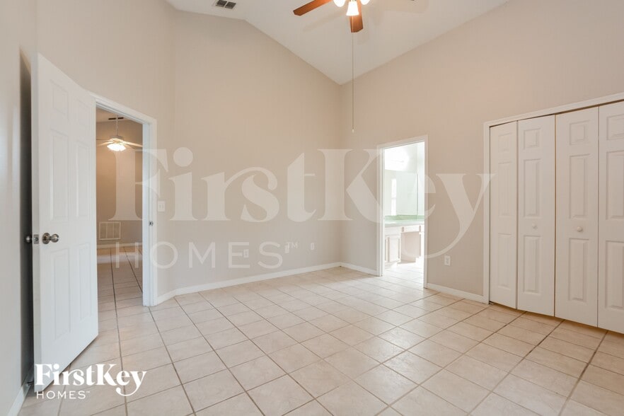 Building Photo - 521 Finch Ln