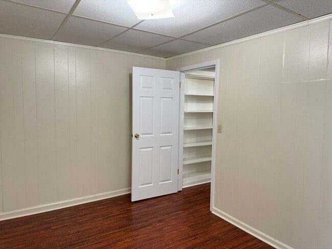 Building Photo - Lovely 3 Bdr/1 Ba Home, tucked away yet ST...