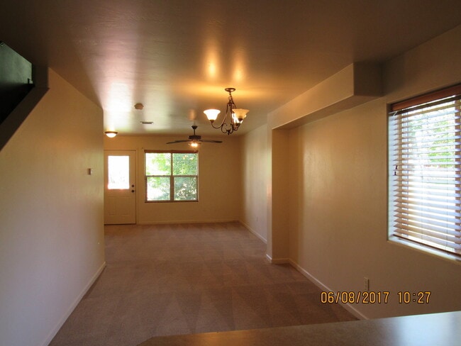 Building Photo - 198 W 26th St