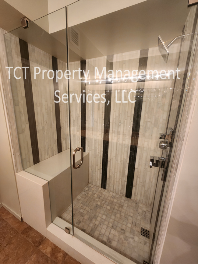 Building Photo - Stunning 1 Bedroom Condo with Rooftop Pool!