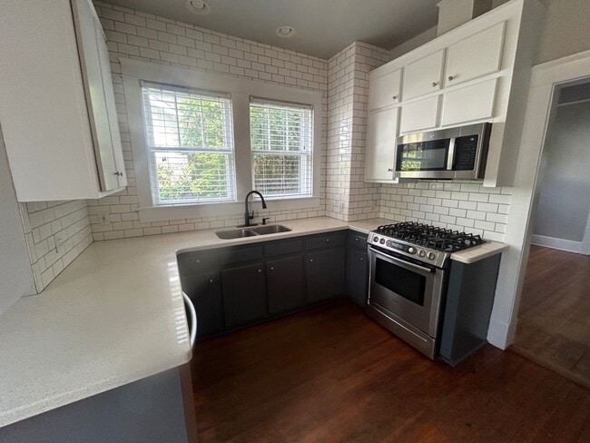 Building Photo - 2827 Wilmot Ave