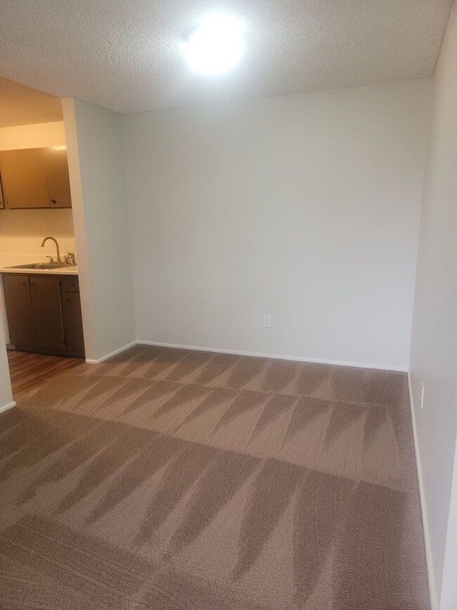 Building Photo - 2 Bedroom, North Tacoma, $1395 + $100 w/s/g = $1495.00, upper floor apartment