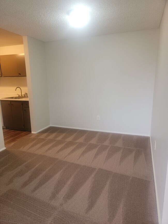 Building Photo - MOVE IN SPECIAL $500 OFF MOVE IN COSTS 2 Bedroom, North Tacoma, $1395 + $100 w/s/g = $1495.00, up...