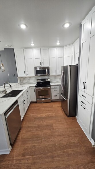 Kitchen - 10991 Oak Grove Cir