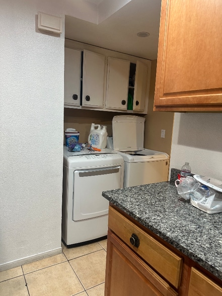 Building Photo - 1444 W 8th St