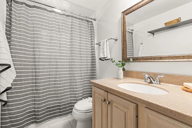 Building Photo - 334 Mystic St