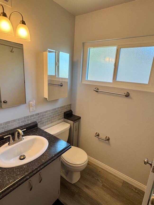 Building Photo - Beautiful & Welcoming 3 Bed/2 Bath Walking...