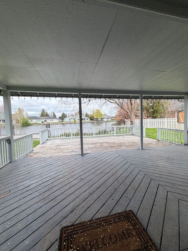Building Photo - Hard to find 3 Bdrm, 2 Bath home in Harbor isles on the canal 2 miles to Sky Lakes Medical Ctr an...