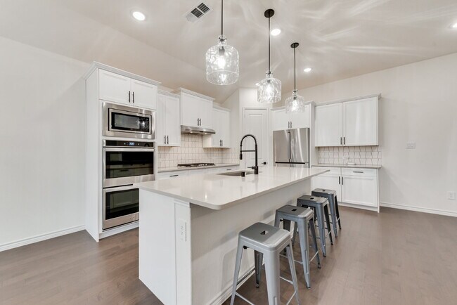 Building Photo - "Spacious 4-Bedroom Retreat with 2.5 Baths...