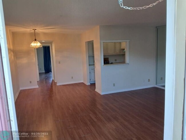 Building Photo - 538 Fanshaw M