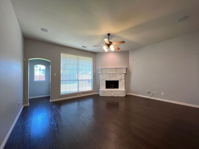 Building Photo - Lovely 4 bedroom 3 bath home!