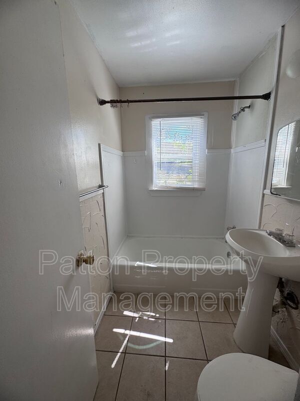 Building Photo - 109 S Palo Duro St