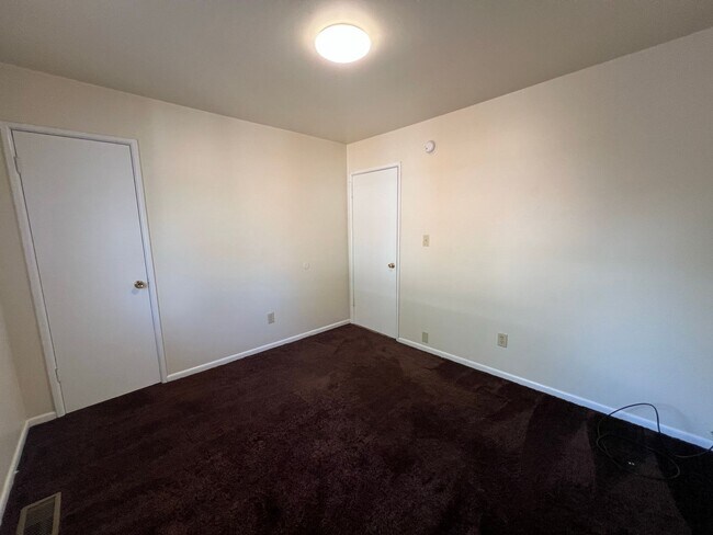 Building Photo - 300 E 16th Ave