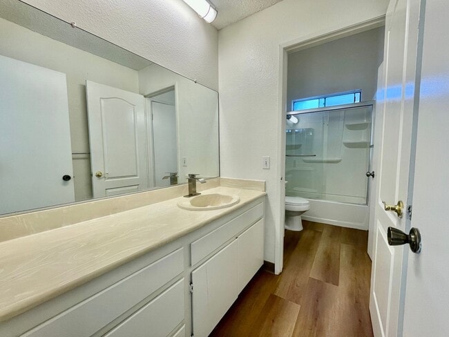 Building Photo - Charming Two Story 2 bedroom, 1.5 Bath in Ontario