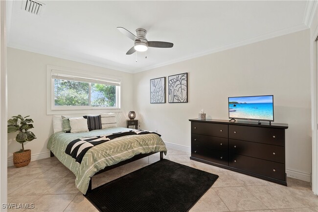 Building Photo - 2473 Poinciana St