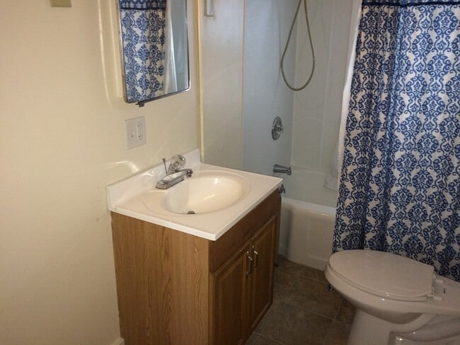 Building Photo - 1064 Park St