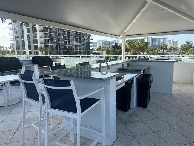 Building Photo - 3015 N Ocean Blvd