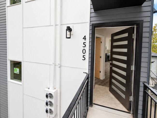 Building Photo - Modern West Seattle Townhome Across from Delridge Playfield