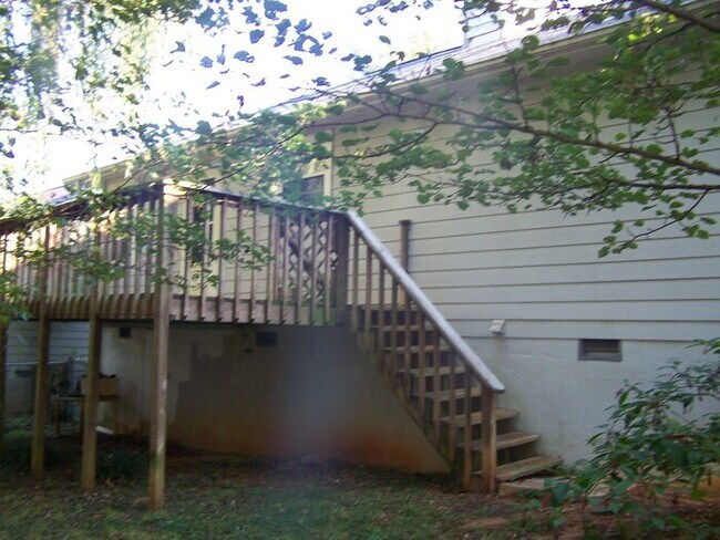 Building Photo - 3 bed, 2 bath, 2 car garage ranch style home with fenced yard.