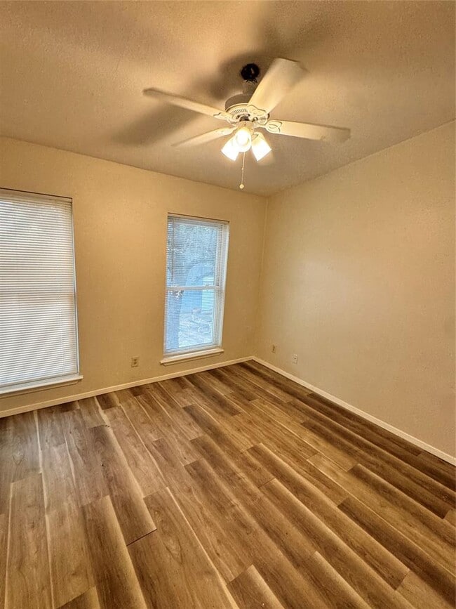 Building Photo - 3822 Southway Dr