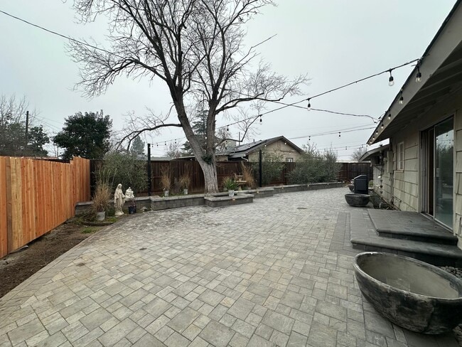 Building Photo - Corner Lot!