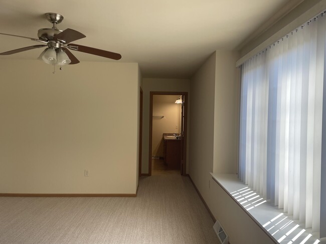 Building Photo - 2635 Parkfield Dr