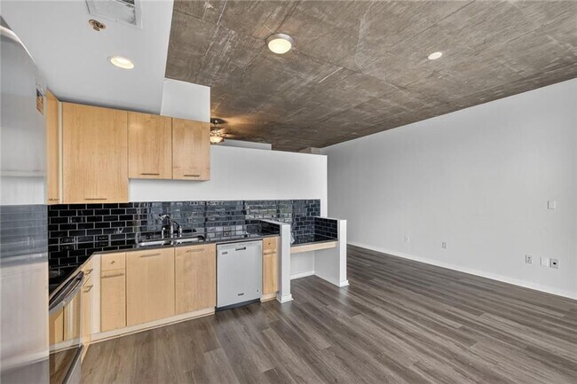 Building Photo - 3324 Peachtree Rd NE