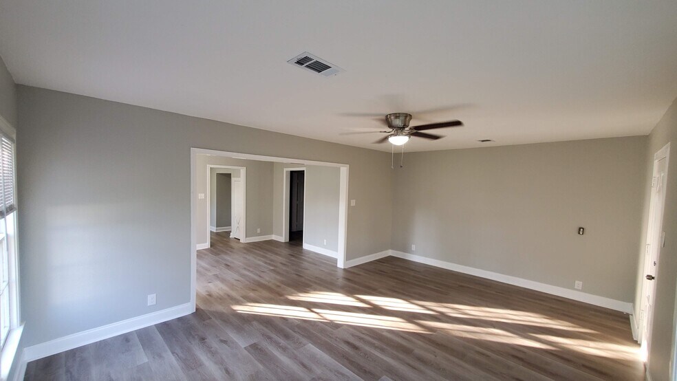 Large family room connects to dining room - 320 S Ashbel St