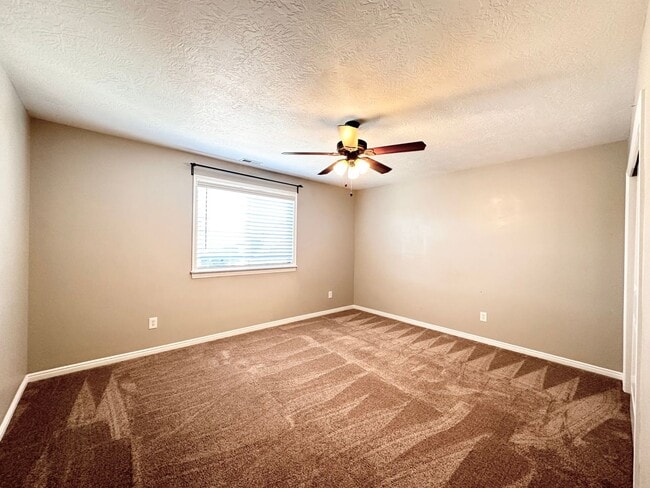 Building Photo - Beautiful Executive Daybreak Home Available!