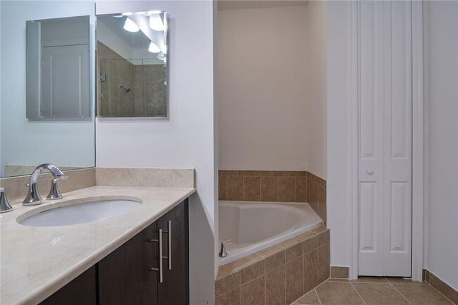 Building Photo - 126 Riverwalk Cir E