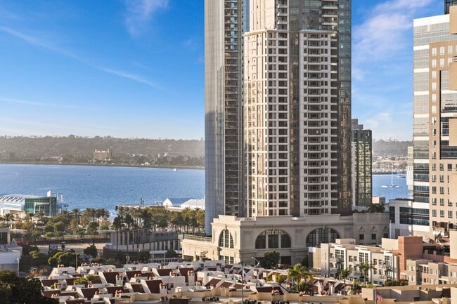 Building Photo - Luxurious 17th-Floor Renaissance Condo with Stunning City Views