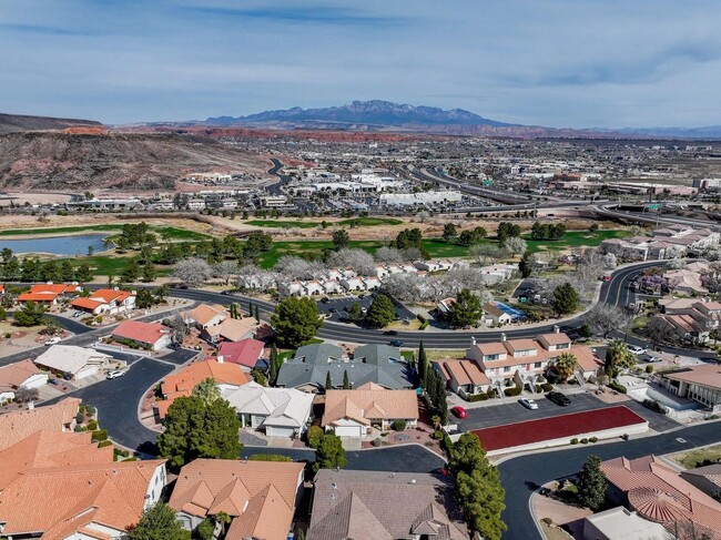 Building Photo - 4 Bedroom Retreat Overlooking Snow Canyon ...