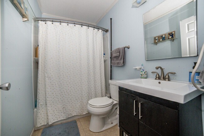 Building Photo - Lovely 3bed House off West Boulevard!!