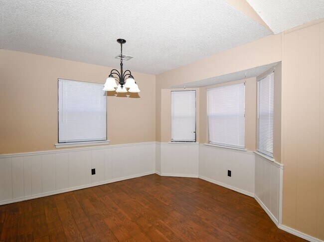 Building Photo - Well-maintained 3-bedroom, 2-bath ranch-style home