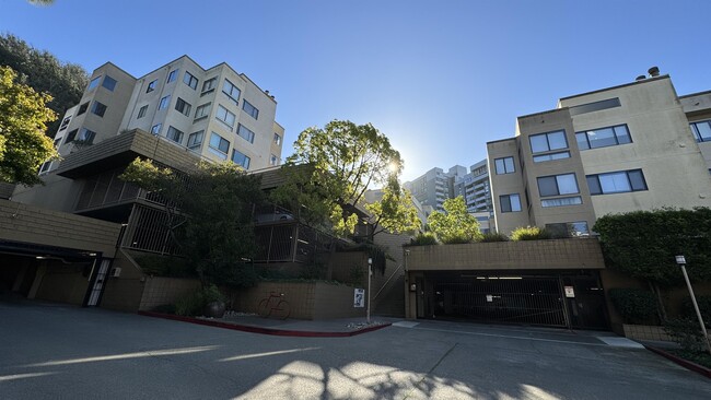 Building Photo - 545 Pierce St