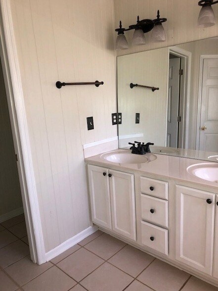 Building Photo - 1047 Pk Vw Dr