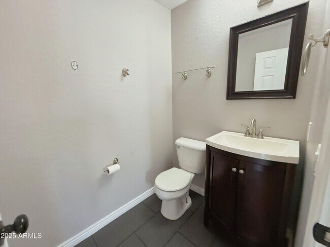 Building Photo - 2528 E Meadow Creek Way