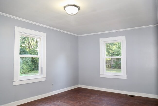Building Photo - Three Bedroom, One Bath well cottage close...