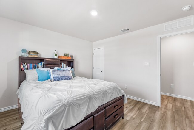 Building Photo - Rental Listing – London ISD