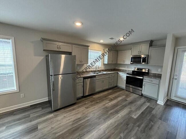 Building Photo - 224 Bradford Circle - Available Now!