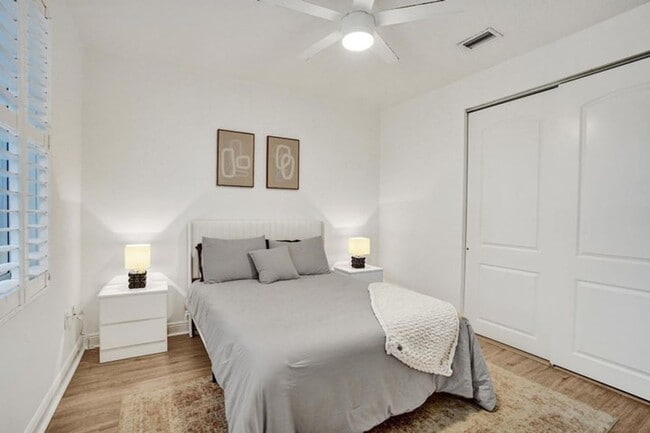 Building Photo - 642 NW 38th Cir