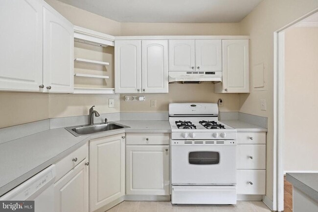 Building Photo - 3535 Chevy Chase Lake Dr