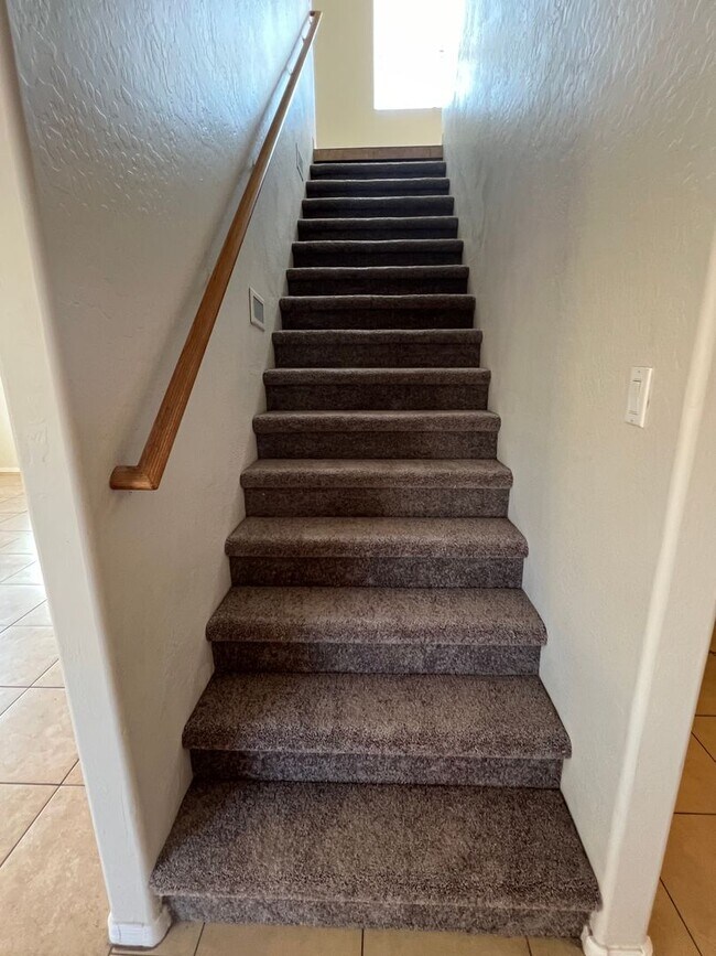 Building Photo - 1776 square foot 3 Bedroom home in El Mirage