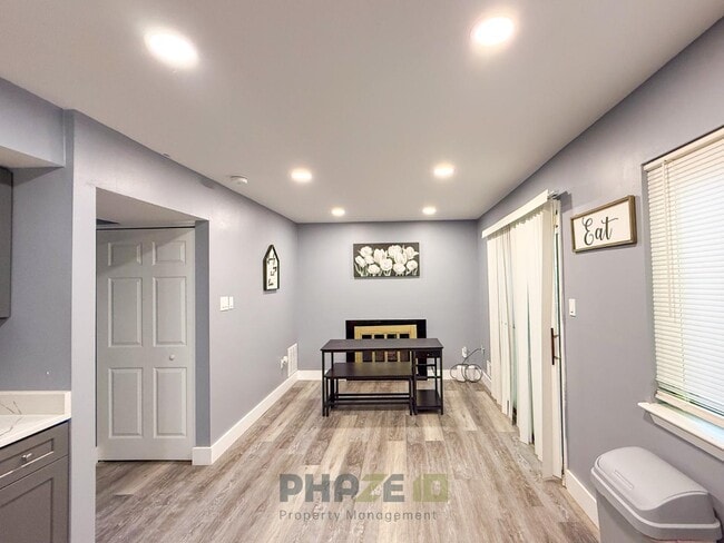 Building Photo - 9481 Cameldriver Ct